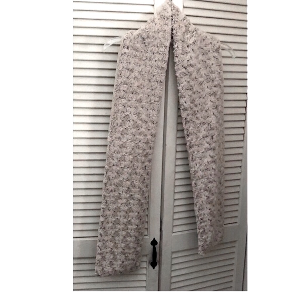 Pandemonium Seattle Millinery Cream Rosette Faux Fur Plush Reversible Scarf